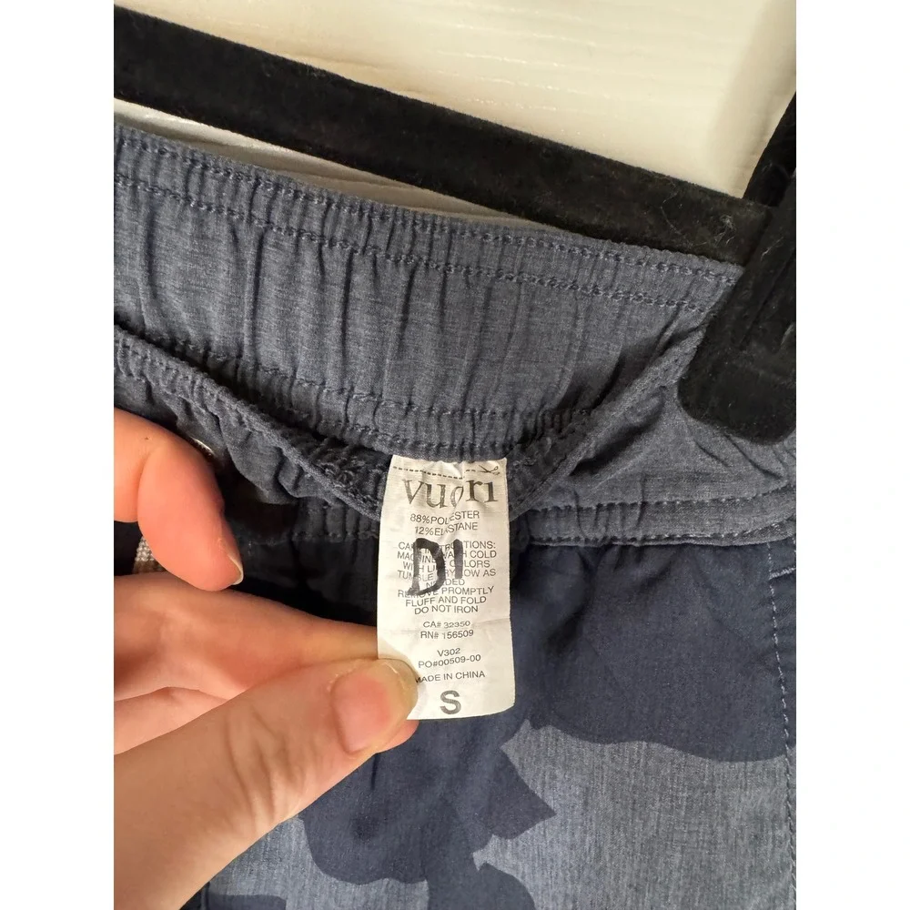 Vuori Banks Shorts Mens Small Charcoal Navy Camo Athletic Board Shorts V302